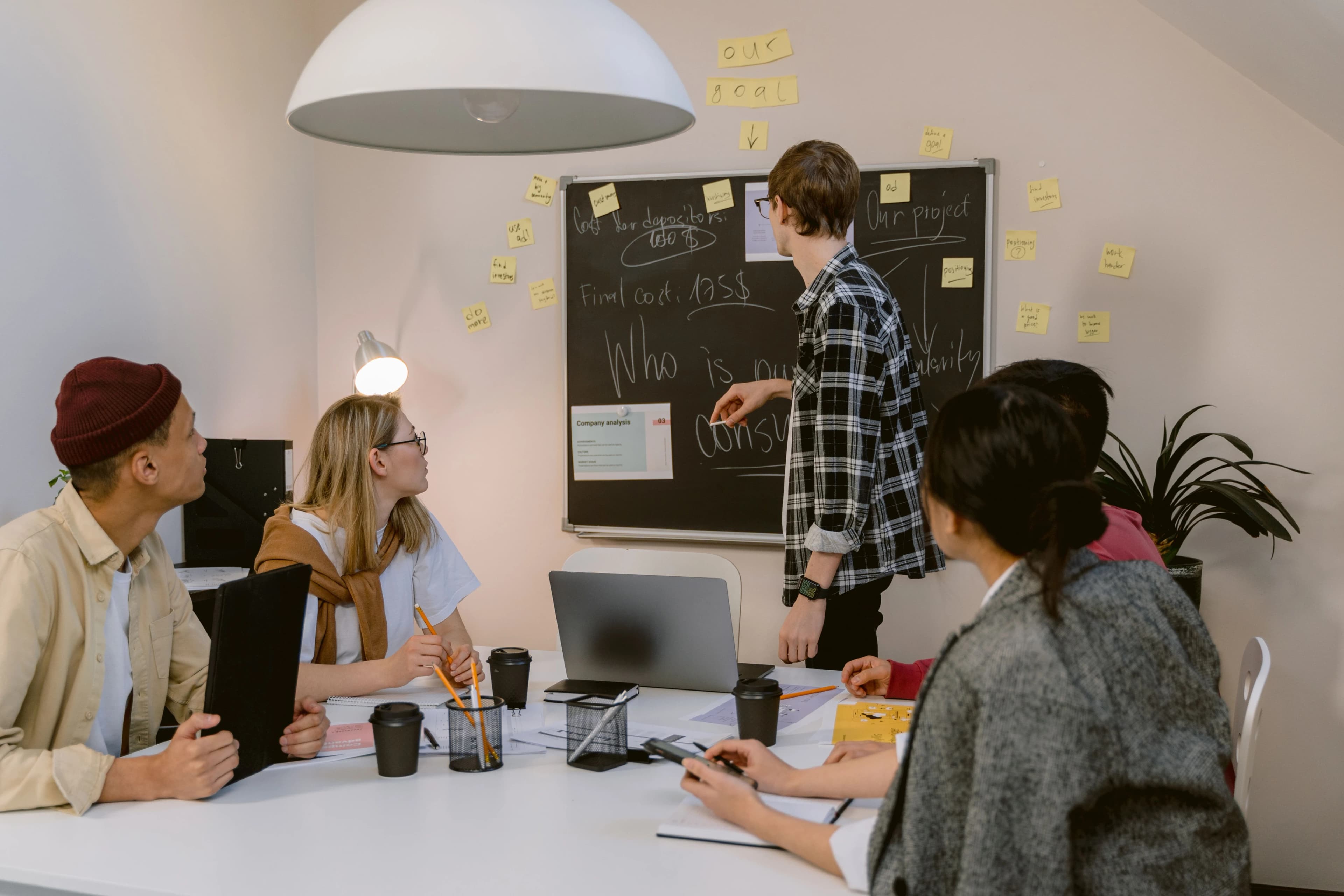 Equip dissenyant automatitzacions RPA per a processos interns