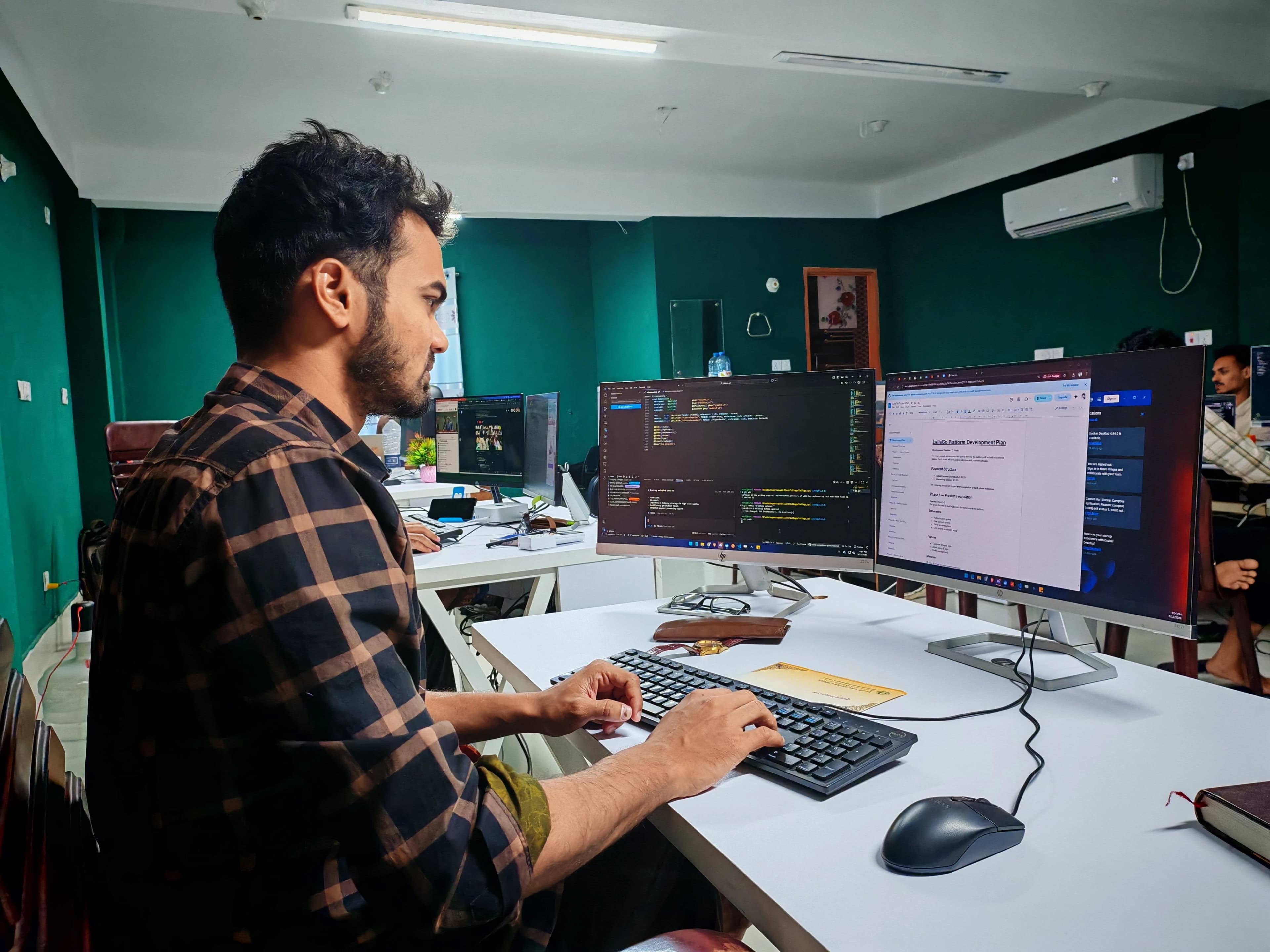 Equip dissenyant una solució de software a mida