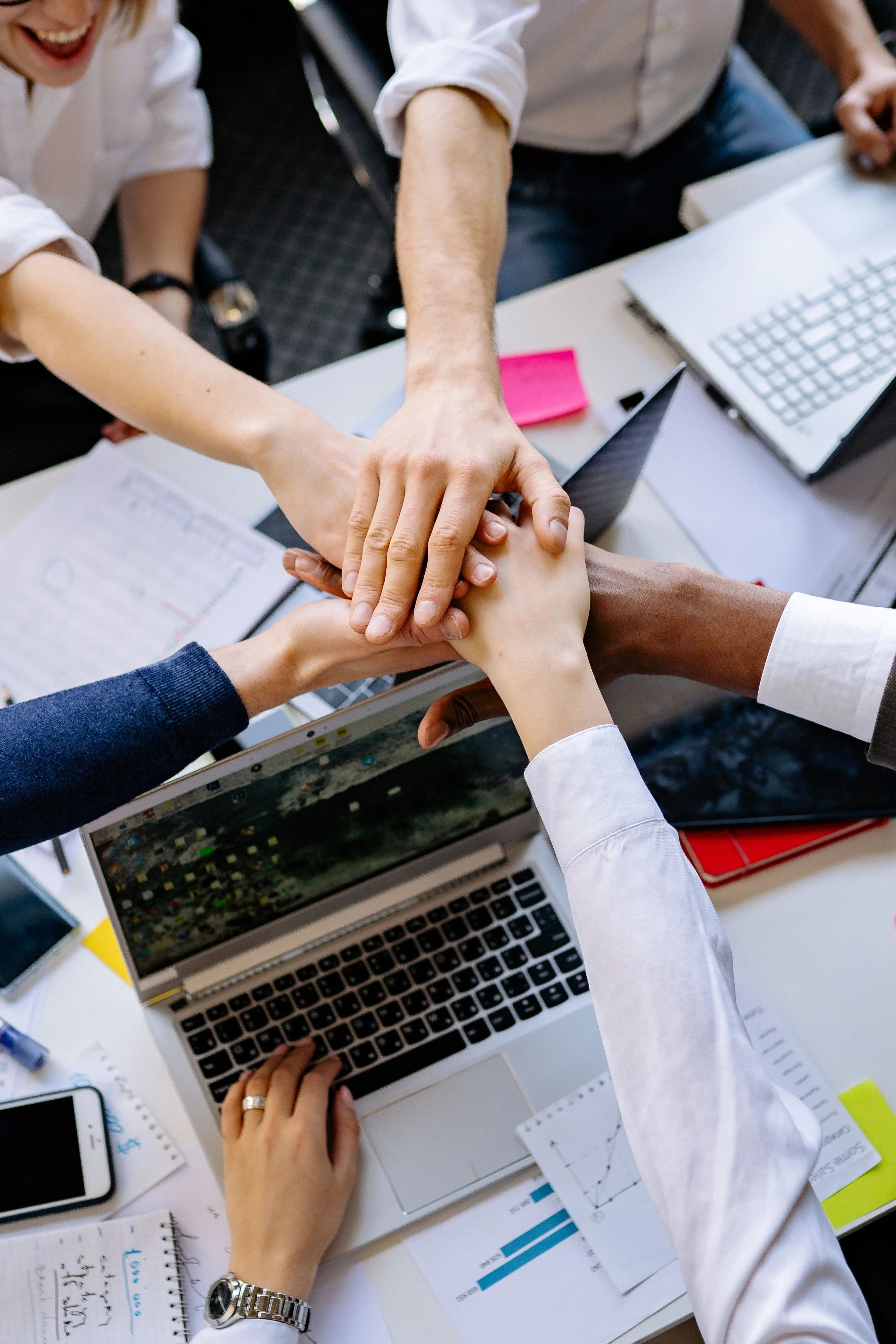 Equip analitzant processos operatius de negoci
