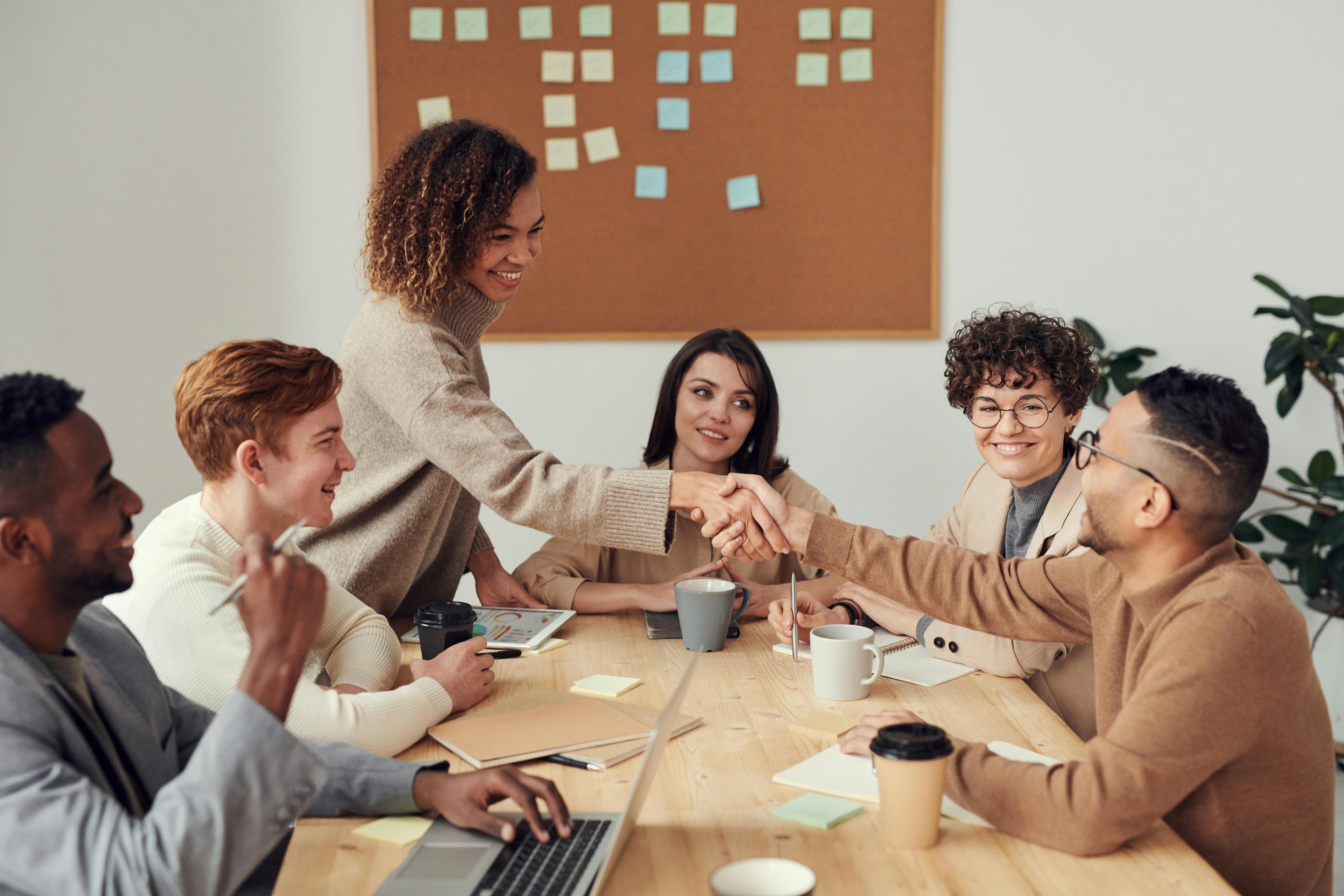 Profesionales trabajando juntos en un proyecto